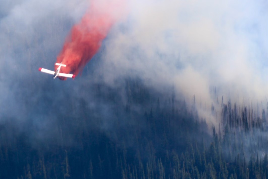 A single-engine air tanker drops retardant over a wildfire, part of the aerial response that depends on nearby water sources